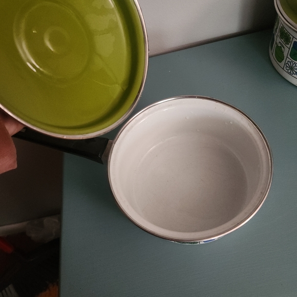 VINTAGE 1970s enamel cookware set - Picture 4 of 11